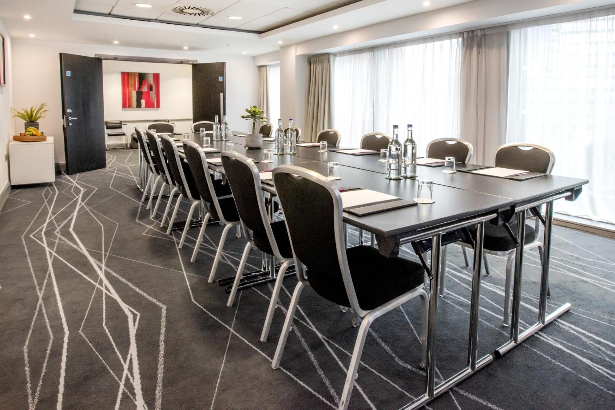 Отель Crowne Plaza Centre By Ihg